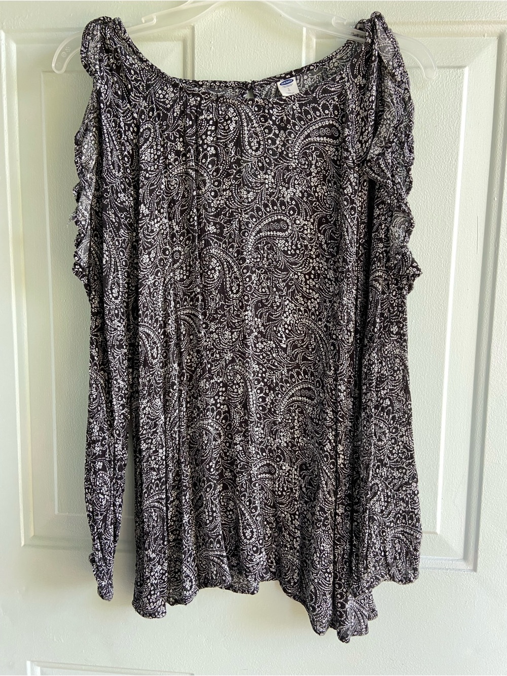 Old Navy Black & White Paisley Cold-Shoulder Top